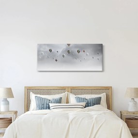 Kép - léggömbök egy téglafal felett (120x50 cm)