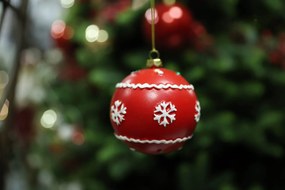 Klasszik felfüggeszthető karácsonyi gömb 8cm