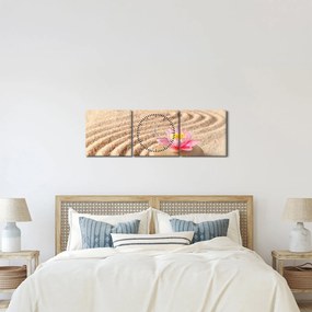 Egy kő, virággal a homokban képe (órával) (90x30 cm)