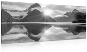 Kép Milford Sound napkelténél fekete fehérben