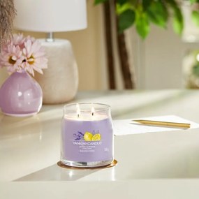 Yankee Candle Signature Lemon Lavender  illatos gyertya közepes üvegben, 368 g, M