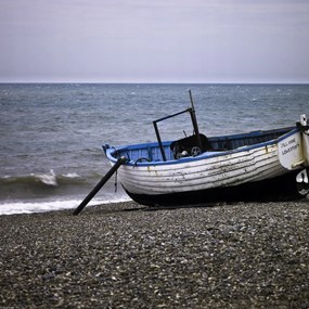 Poszter 40x40cm Régi halászcsónak a kavicsos tengerparton, Assaf Frank