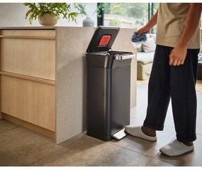 Fekete acél pedálos szemetes 30 l Titan – Joseph Joseph
