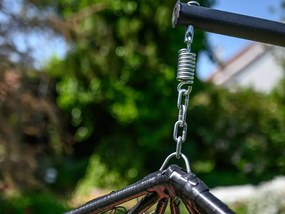 Fekete függőszék KOKON állvánnyal, világos párna