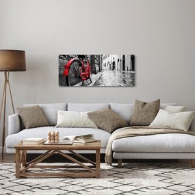 Egy vörös kerék képe egy macskaköves utcán (120x50 cm)