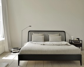 Dizájnos tölgyfa ágy Spindle bordás ágytámlával, 180 x 200 cm, fekete - Ethnicraft