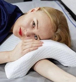 Ergonomikus párna hellyel a karnak