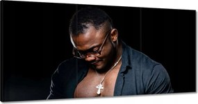 Vászonkép 180x90 A férfi kigombolt pólóval