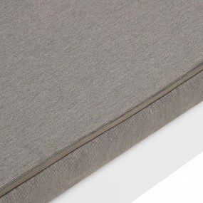 2 db fehér műanyag kerti pihenőpad párnákkal