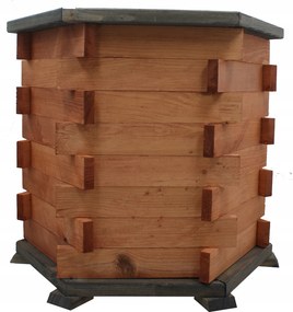 Virágtartó nagy fa virágágyás a kertbe