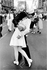 Plakát Eisenstaedt -Kissing on VJ Day