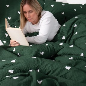 Goldea karácsonyi krepp ágyneműhuzat - szívecskék, sötétzöld alapon 140 x 200 és 70 x 90 cm