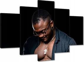 Képek 150x105 A férfi kigombolt pólóval