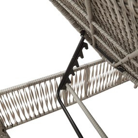 2 db világosszürke polyrattan napozóágy asztallal