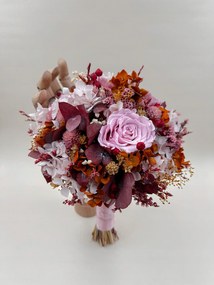 Menyasszonyi csokor szárított virágokból és fűfélékből