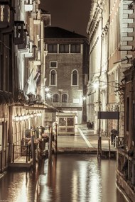 Poszter 20x30cm Éjszakai felvétel egy régi épületről egy keskeny csatornánál, Assaf Frank