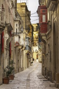 Poszter 20x30cm Keskeny utca a hagyományos máltai házak között Birguban 2