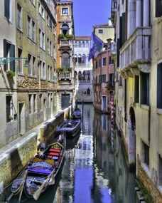 Poszter 40x50cm Keskeny csatorna régi épületeken át 2, Assaf Frank