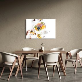 Tányérok gyümölcsökkel az asztalon képe (90x60 cm)