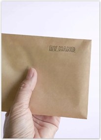 Poszterek 50x70 Barna boríték a kézben