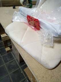 AKCIÓ Világos bézs bársony étkezőszék LIBRA fekete lábakkal II. osztály