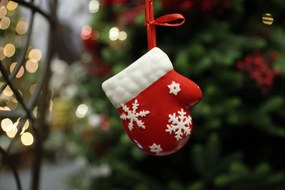 Piros karácsonyfadísz kesztyű, hópelyhekkel 11cm
