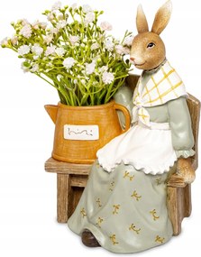 Nyuszi figura nyuszi ül a padon egy kosár virággal