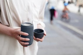 Sötétszürke üveg utazóbögre 340 ml – Black + Blum