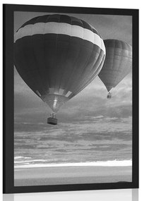 Poszter egy léggömb repülés a hegyek felett fekete-fehérben