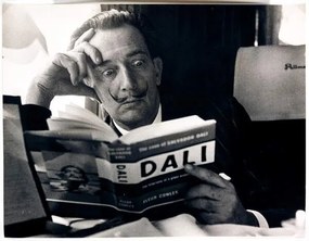 Fotográfia Salvador Dali reading his biography, 6 May, 1959