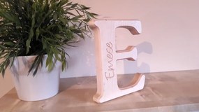 Egyedi Fa Dekorbetű Monogrammal Gravírozva
