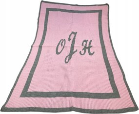 Rózsaszín-szürke takaró Ojh betűkkel – kötött, puha pléd
