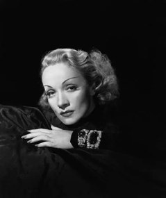 Művészeti fotózás 17Th December 1943: German-Born Actress Marlene Dietrich  Wearing A Jewel-Encrusted Bracelet., (35 x 40 cm)