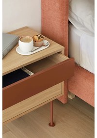 Yoko téglavörös éjjeliszekrény tölgyfa dekorral - Teulat