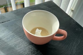 Nyújtózkodó CICA bögre - barackszínű, 325 ml - Creature Cups