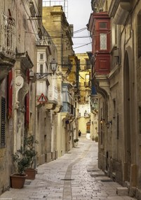Poszter 21x29,7cm Keskeny utca a hagyományos máltai házak között Birguban