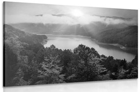 Kép tó erdő között fekete fehérban