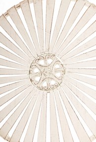 Összecsukható koptatott krémfehér fém kerti szék kerek ülőfelülettel és háttámlával 91x37x50cm