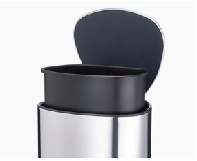 Ezüstszínű műanyag pedálos szemetes 5 l Luxe – Joseph Joseph