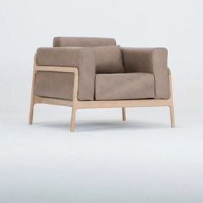 Fawn fotel tömör tölgyfa konstrukcióból világosbarna bivalybőr ülőpárnával - Gazzda