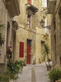 Poszter 30x40cm Keskeny utca a hagyományos máltai házak között Birguban,