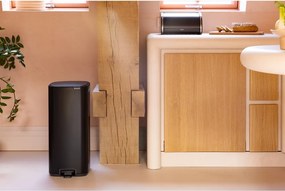 Matt fekete acél pedálos szemetes 30 l Bo – Brabantia