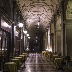 Poszter 40x40cm San Marco folyosó táblákkal és székekkel, Assaf Frank