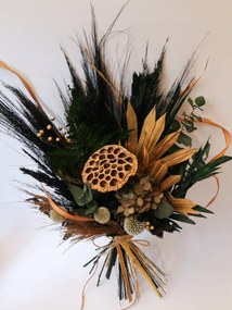 Stílusos csokor szárított virágokból készült vázához