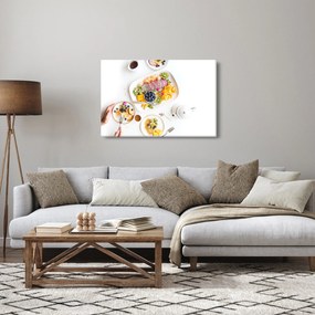 Tányérok gyümölcsökkel az asztalon képe (90x60 cm)