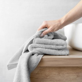 Goldea bambuszszálas törölköző és fürdőlepedő - világosszürke 70 x 140 cm