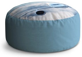 Circle zsámoly repülő a felhőkben, kék