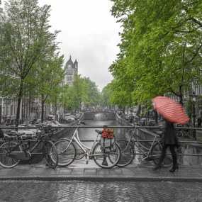 Poszter 60x60cm Nő esernyővel a csatorna felett, Assaf Frank