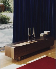 Sötétbarna TV-állvány diófa dekorral 200x46x40 cm Norlen – Kave Home