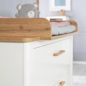 Fehér alacsony gyerek komód pelenkázó feltéttel tölgyfa dekorral 119x100 cm Ava – Roba